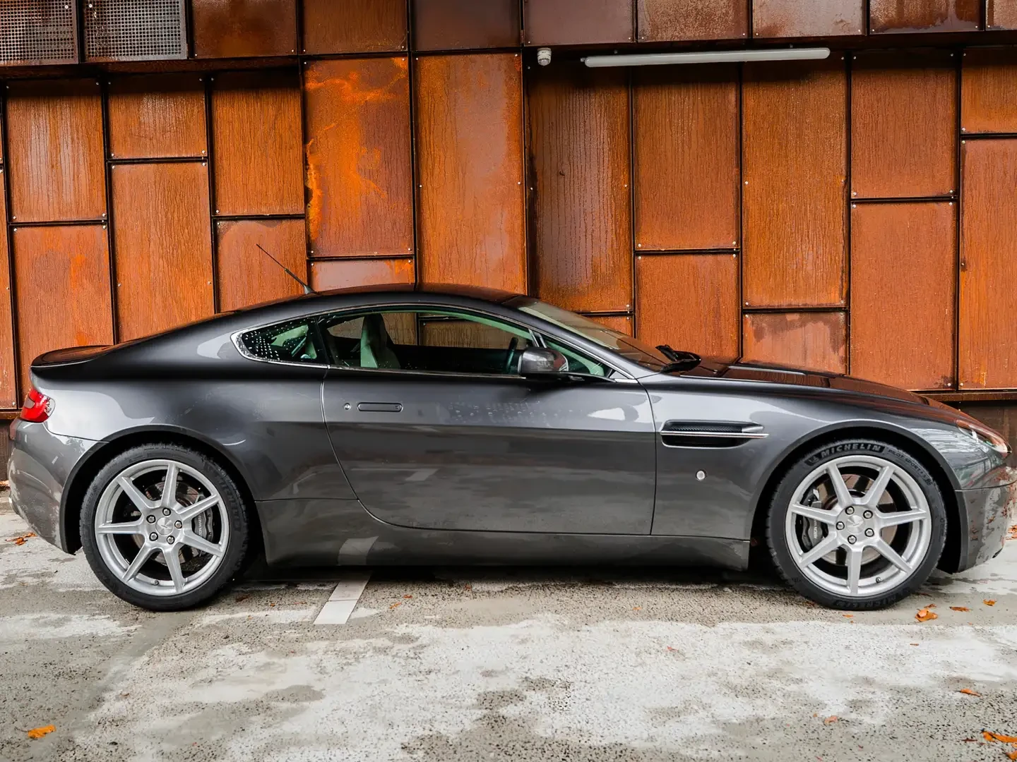 Aston Martin Vantage — photo 6