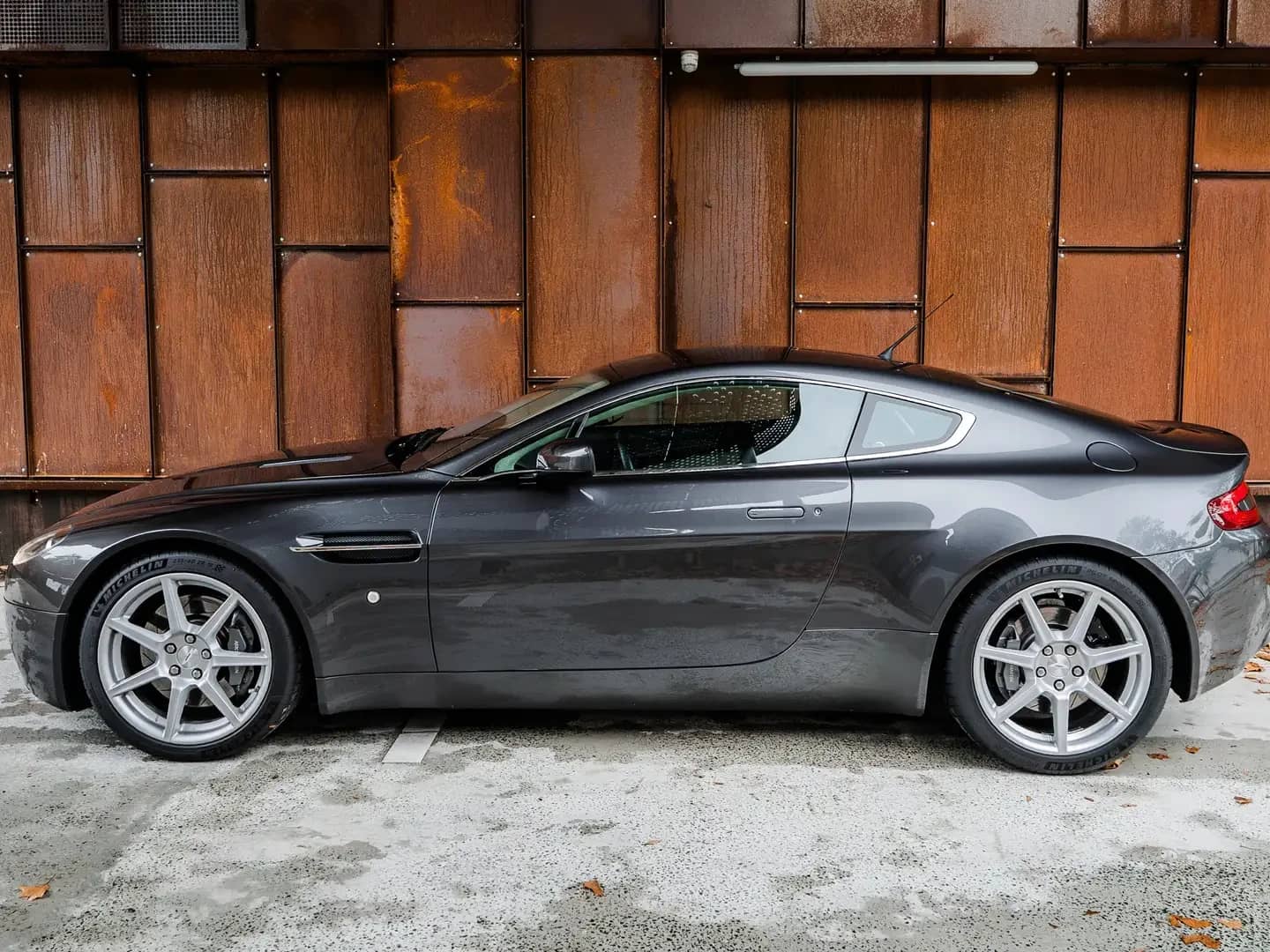 Aston Martin Vantage — photo 5