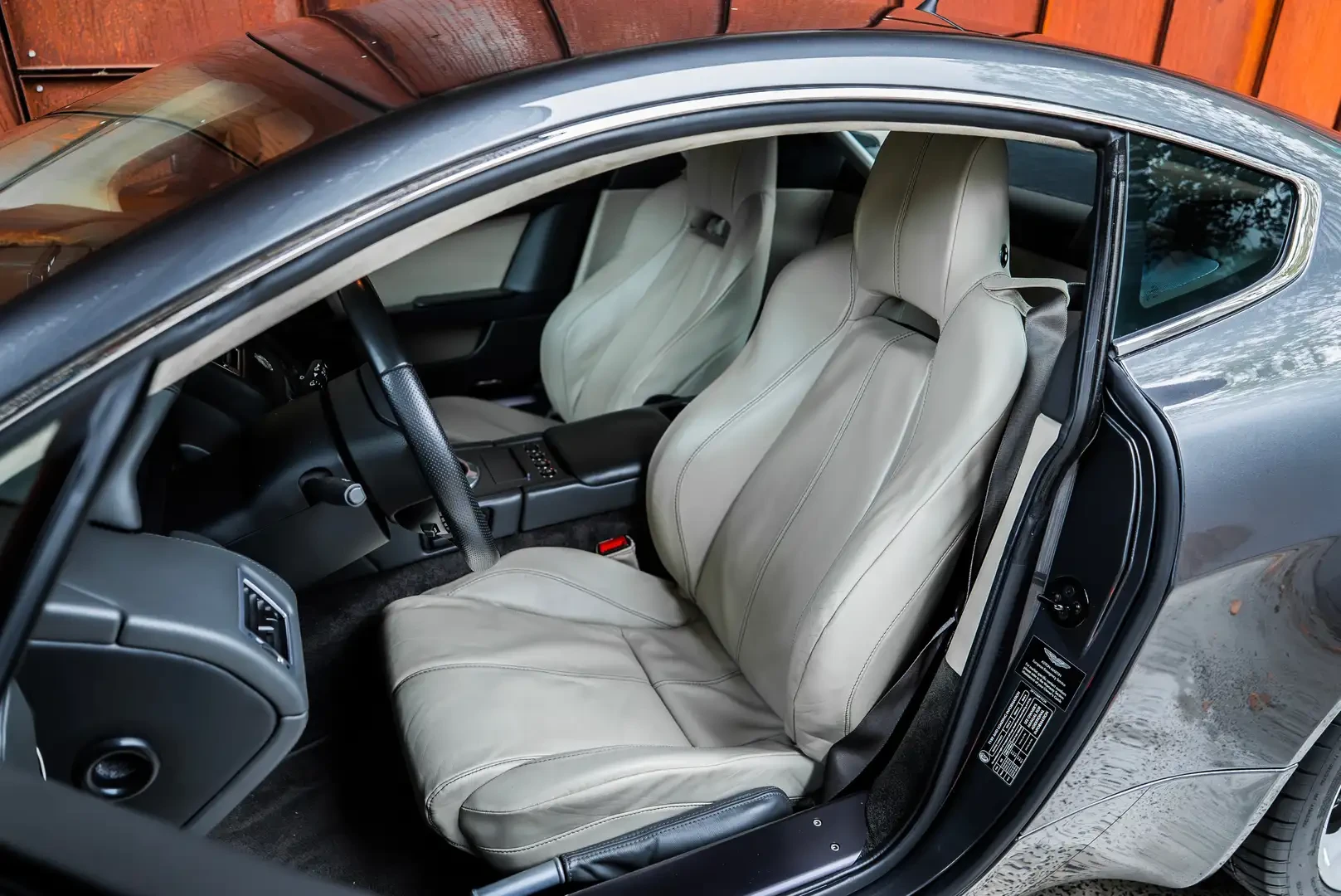 Aston Martin Vantage — photo 7