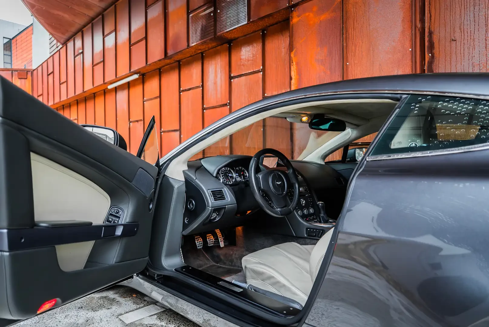 Aston Martin Vantage — photo 9