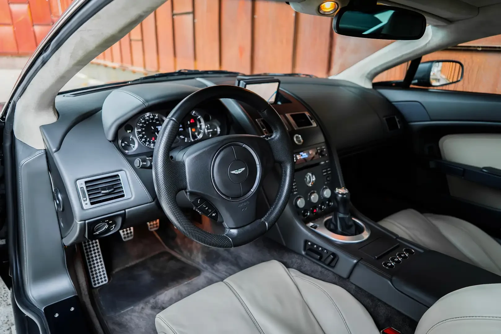 Aston Martin Vantage — photo 10