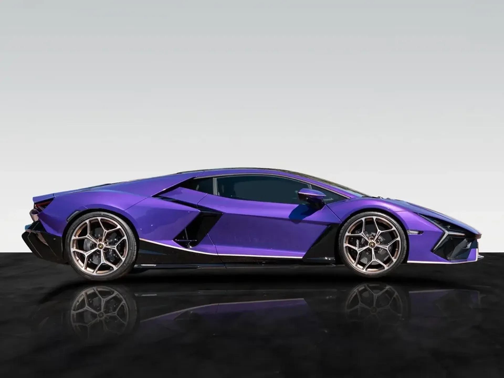 Lamborghini Revuelto — photo 7