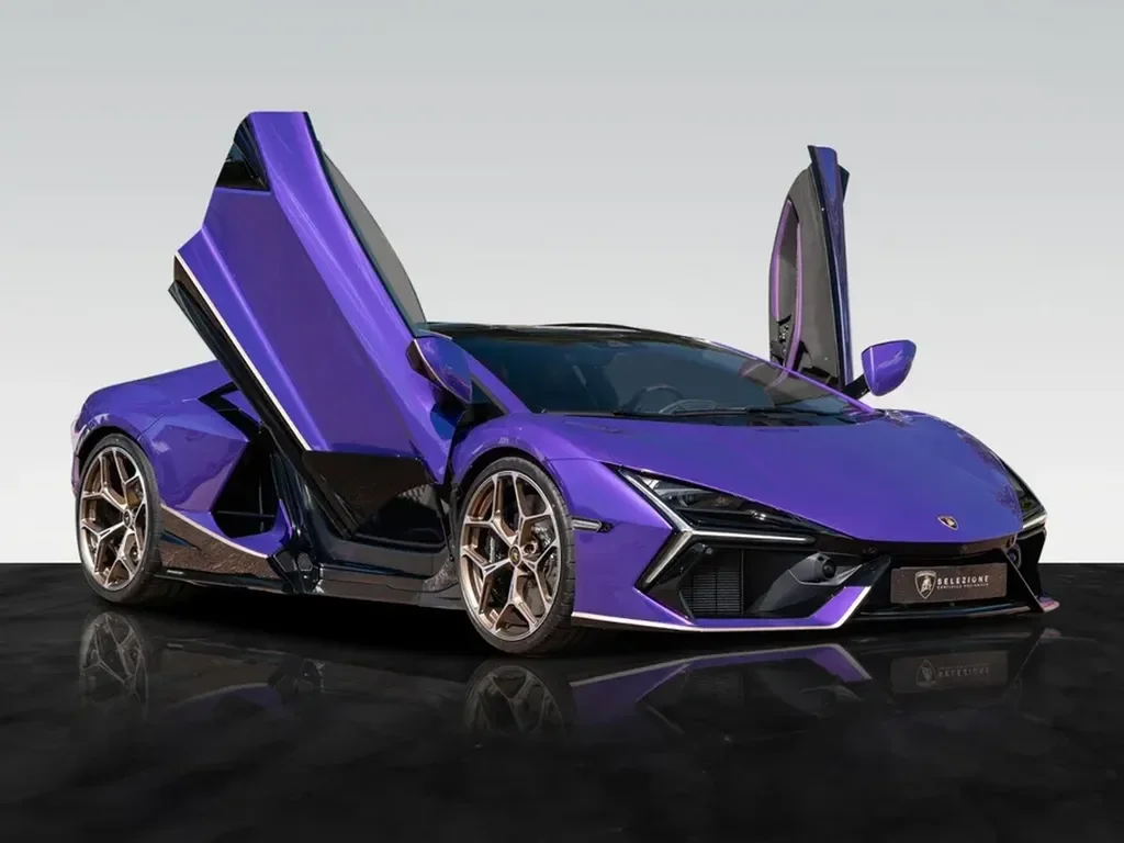Lamborghini Revuelto — photo 12