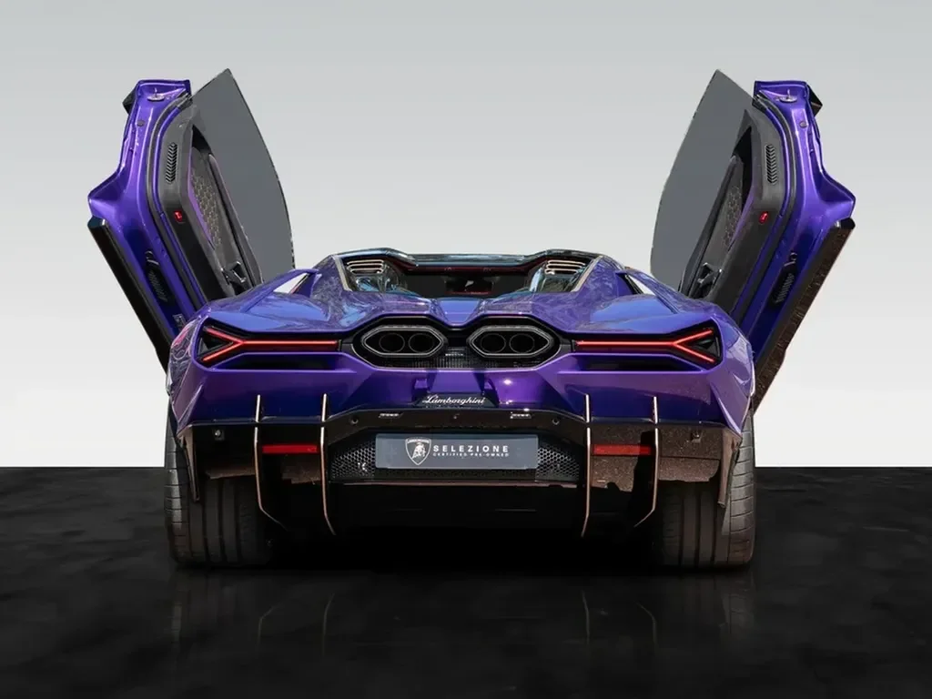 Lamborghini Revuelto — photo 14