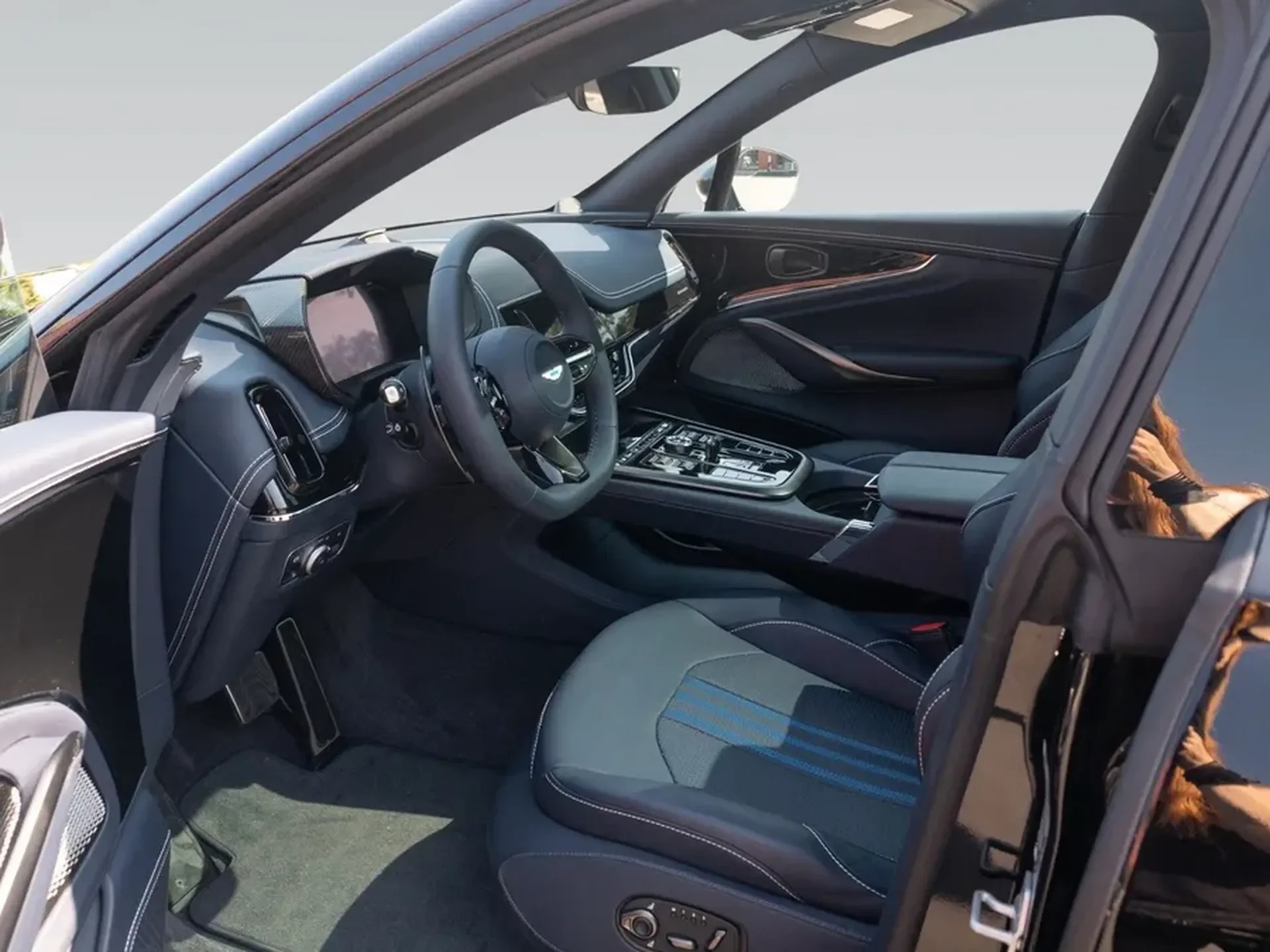 Aston Martin DBX — photo 9