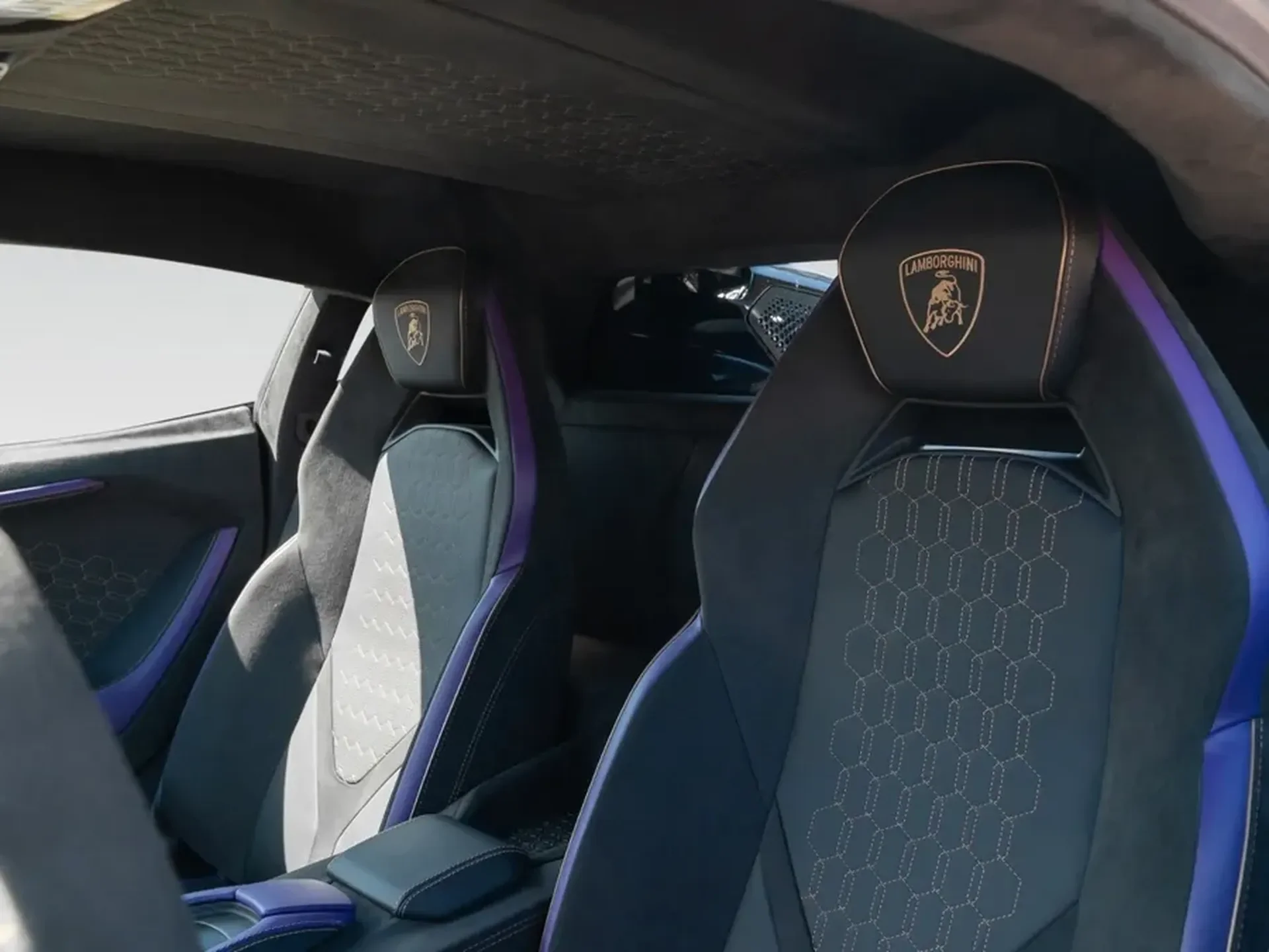 Lamborghini Revuelto — photo 11