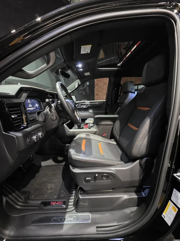 GMC Sierra — photo 11
