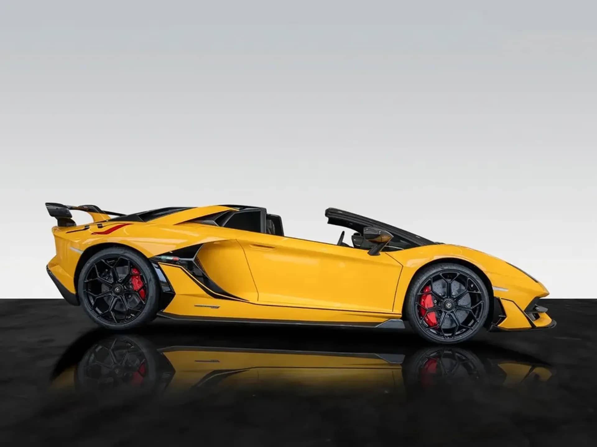 Lamborghini Aventador — photo 4