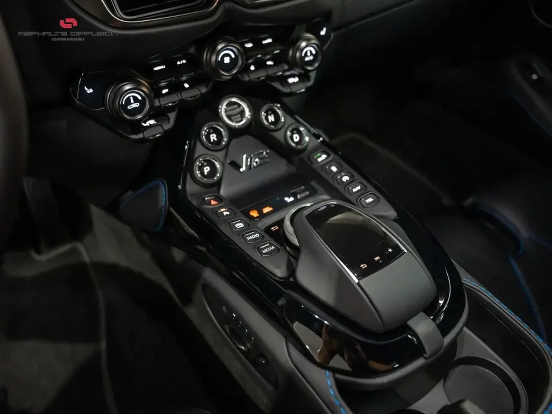 Aston Martin V12 Vantage — photo 7