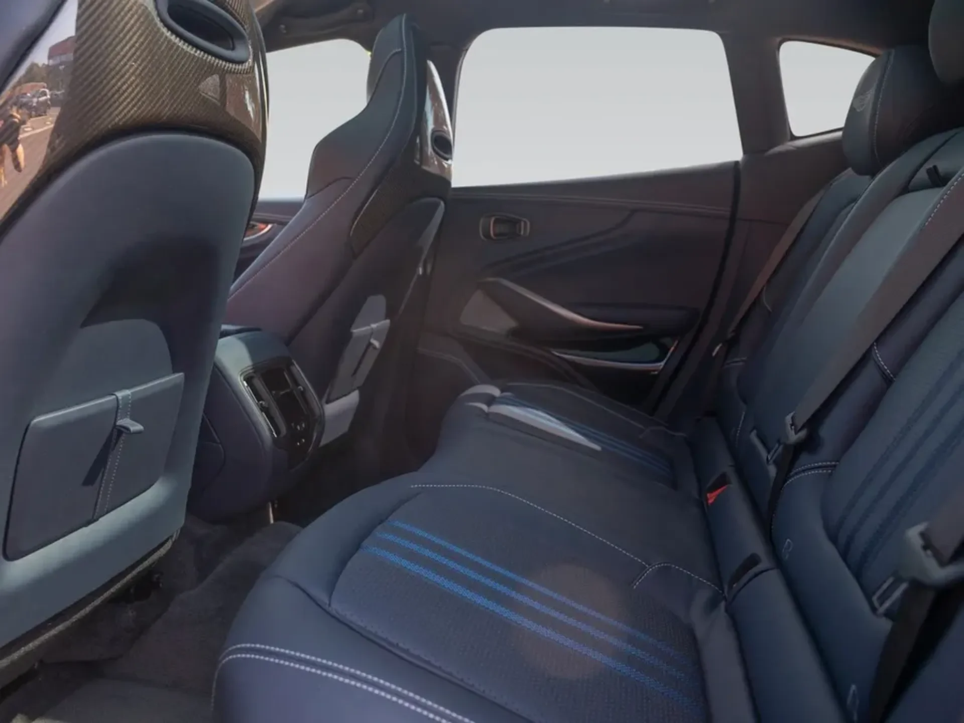 Aston Martin DBX — photo 8