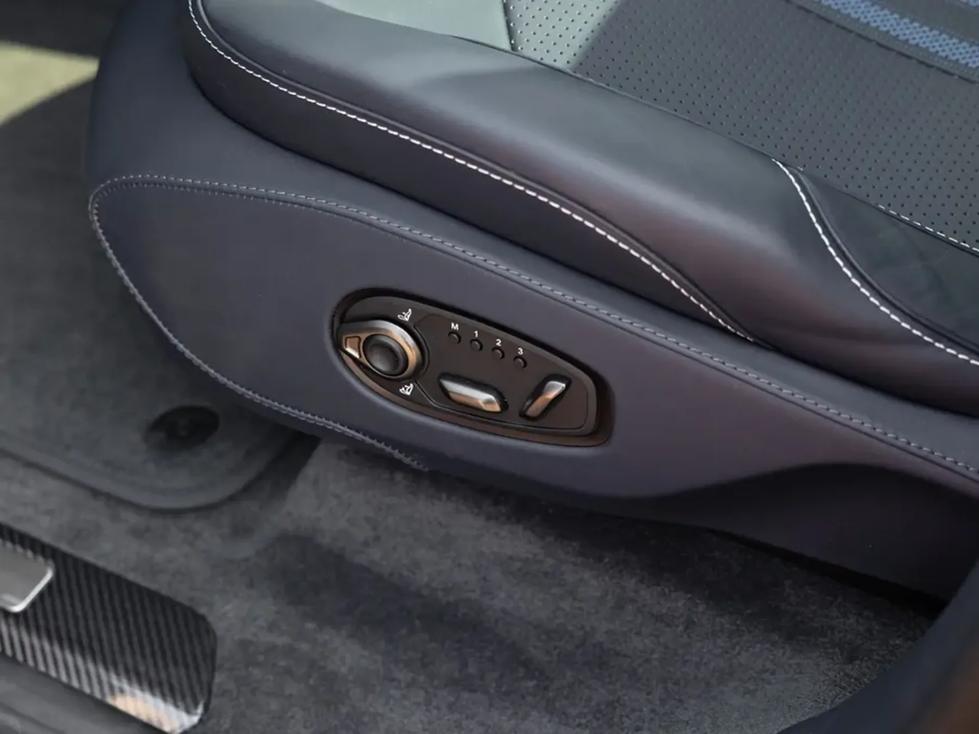 Aston Martin DBX — photo 10