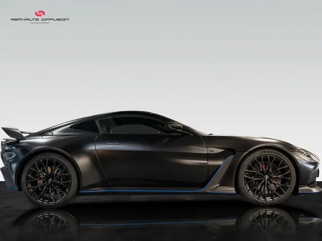 Aston Martin V12 Vantage — photo 12