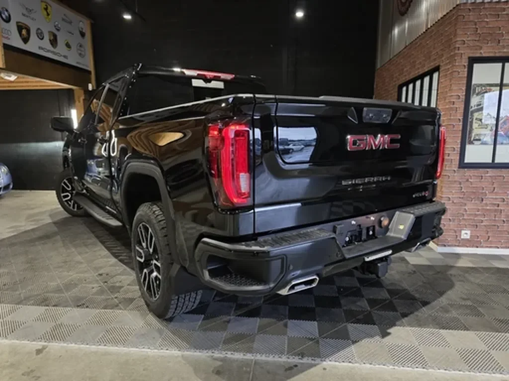 GMC Sierra — photo 10