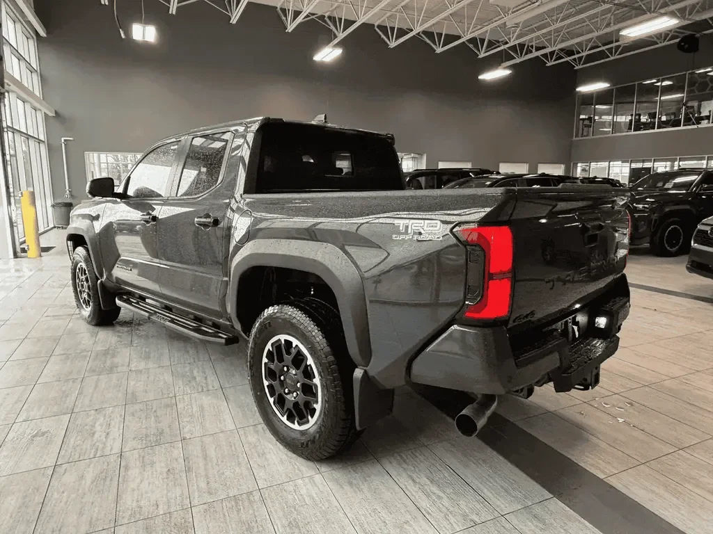 Toyota Tacoma — photo 13