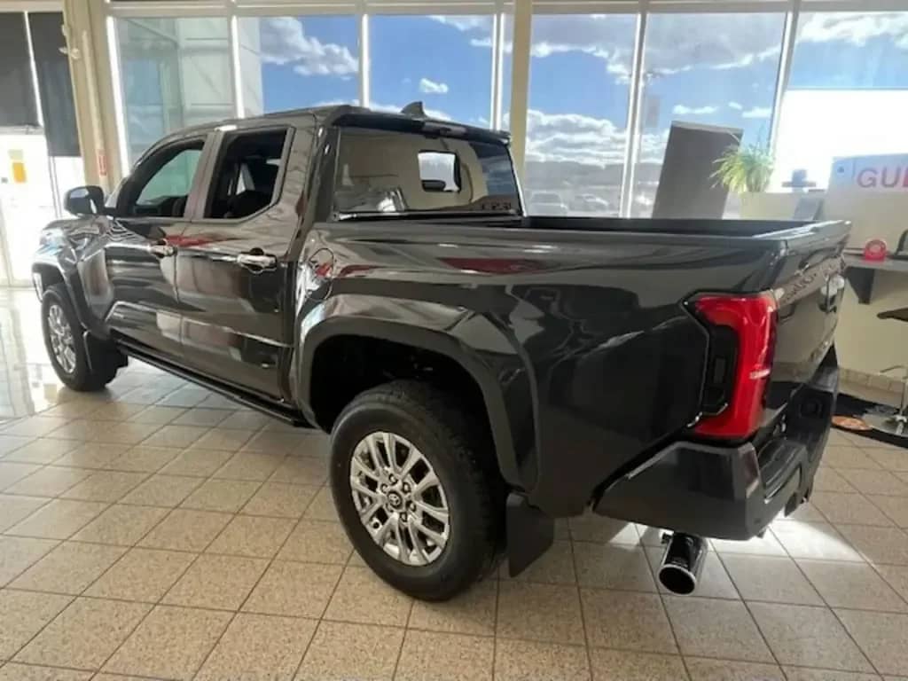 Toyota Tacoma — photo 11