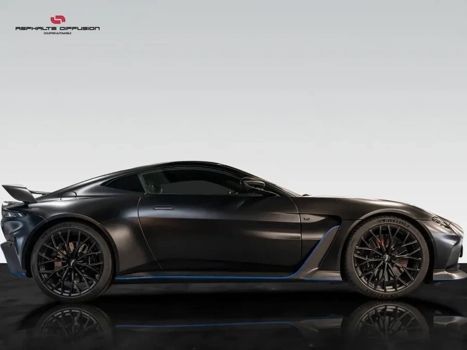 Aston Martin V12 Vantage — photo 3
